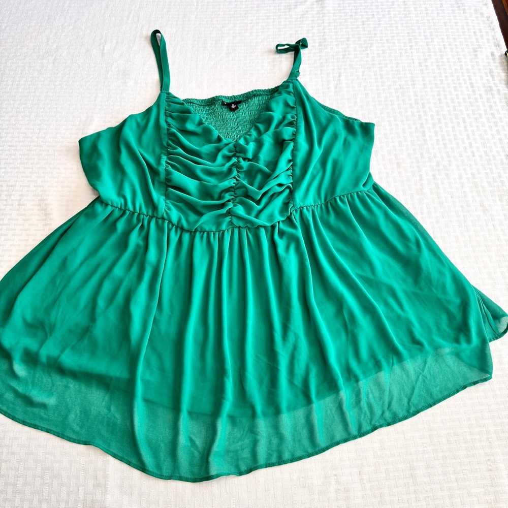 Torrid Emerald Green Ruffle Babydoll Tank Top Size 4 4X Plus Smocked Back Flowy